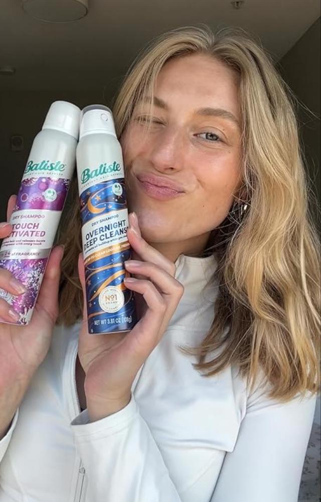 Revive flat hair with a dry shampoo boost. Add instant lift and texture without a wash.
