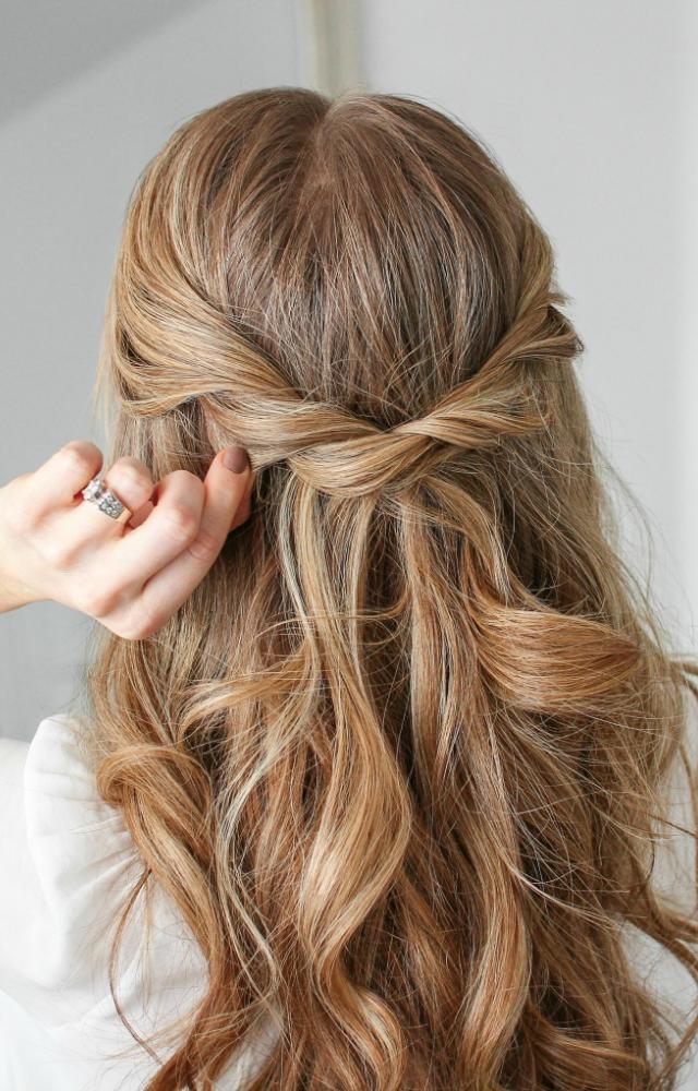 Just twist, pin, and you’re ready to go. A lazy-day style that looks totally put-together.
