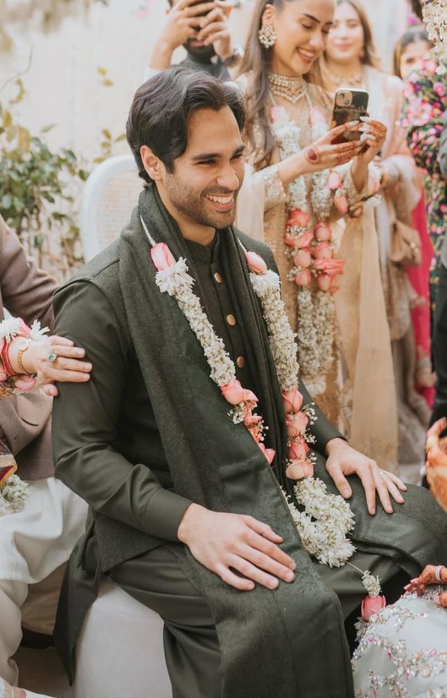 Ameer complemented Mawra’s attire by donning a classic black ensemble, exuding charm and sophistication.