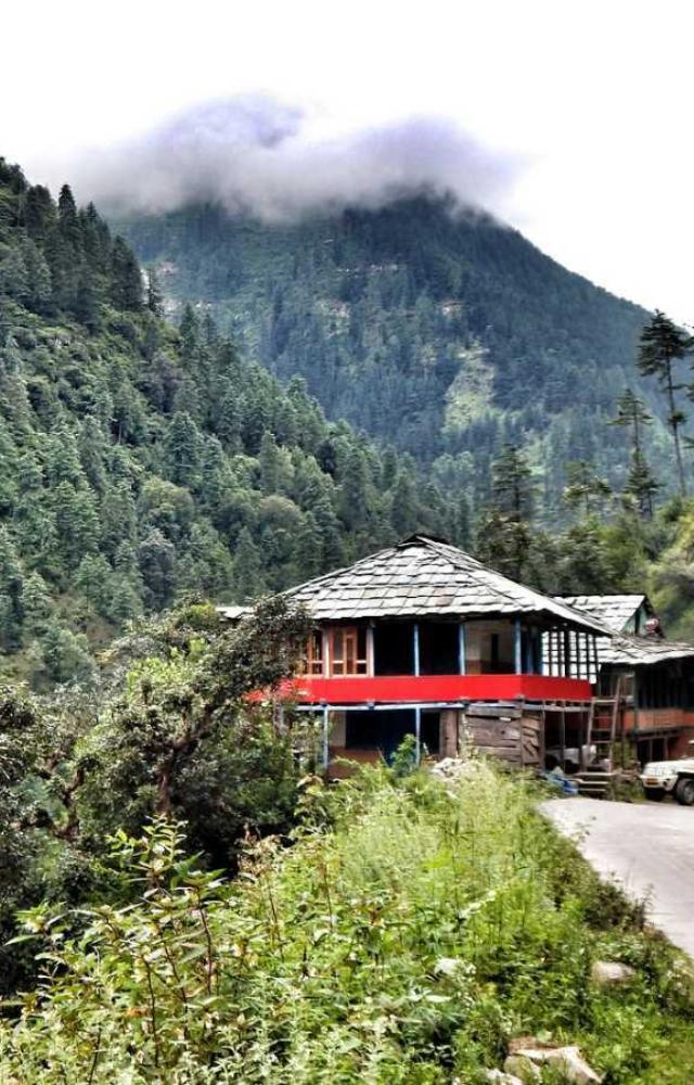 Known for its serenity and trout fishing, it’s a hidden paradise. Perfect for those seeking solitude and mountain air.
