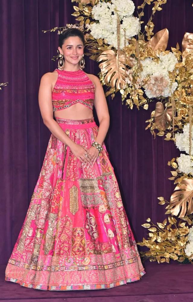 Alia Bhatt impressed everyone with her chic and vibrant Diwali look.