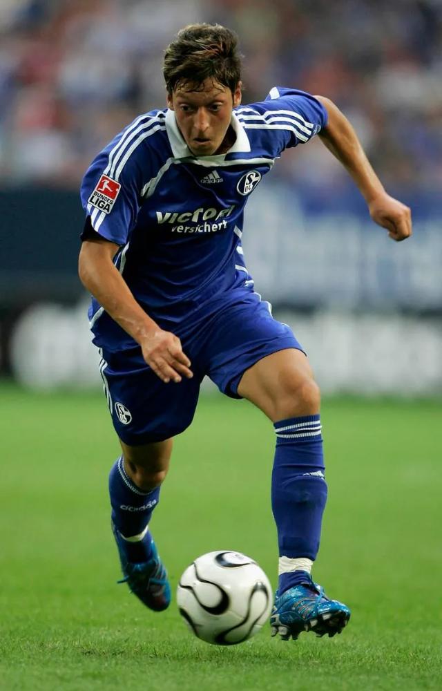 Özil began his football journey at local clubs, joining Schalke 04’s youth academy, where his exceptional talent emerged.