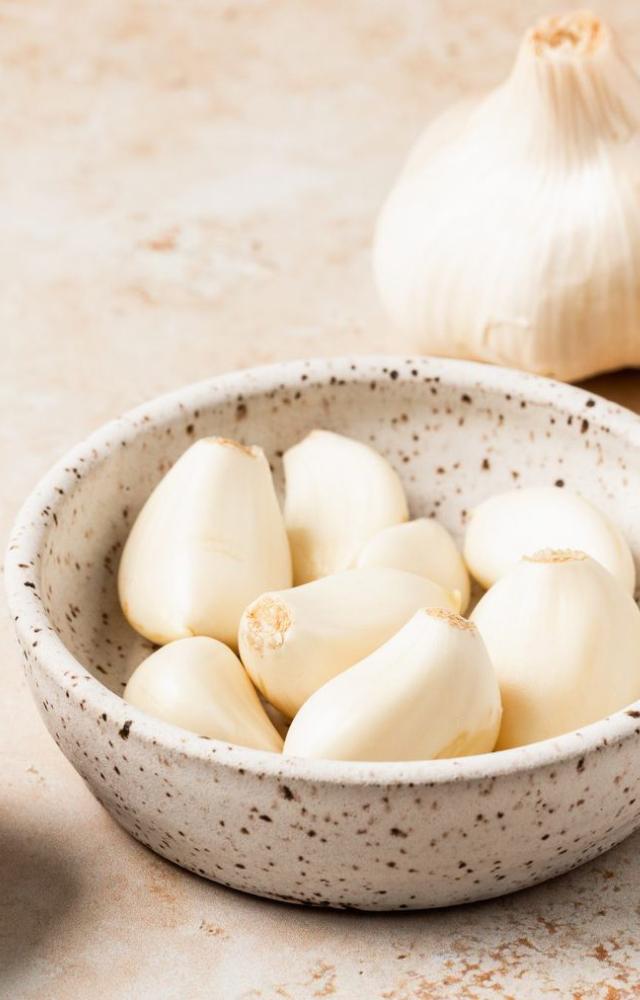 Activates liver detox enzymes with allicin and selenium. A small clove, big benefits.
