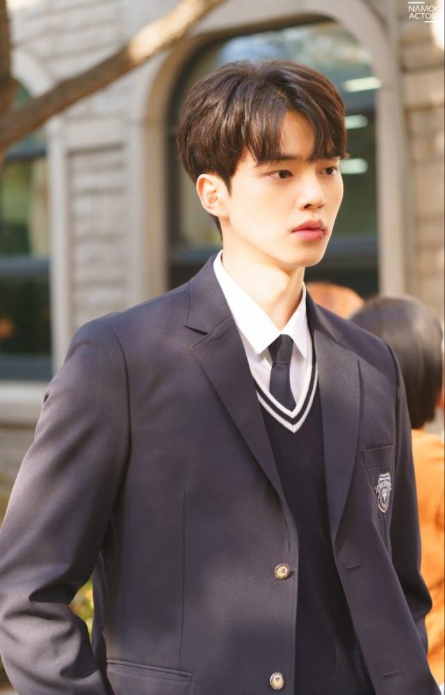 Explore a world where an app decides love connections. Song Kang’s role as a brooding lover adds depth to this futuristic romance.