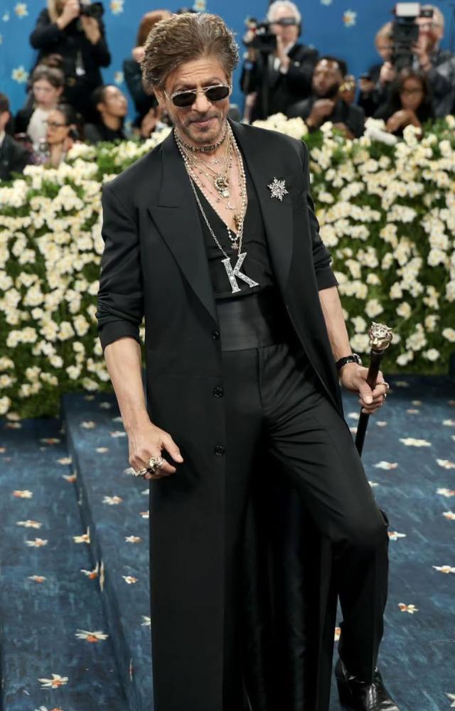 He donned a floor-length Tasmanian wool coat, paired with a black silk shirt, tailored trousers, and a satin kamarbandh, exuding sophistication.
