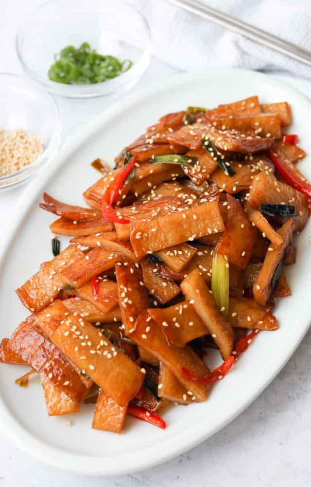A popular street food served in warm broth. Mildly salty and endlessly soothing on cold days.
