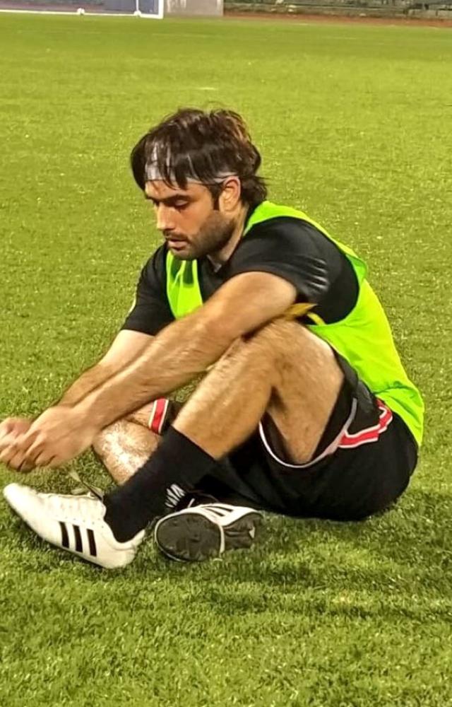 Before acting, Vivian was an avid football player, showcasing his athletic talent in various competitions.