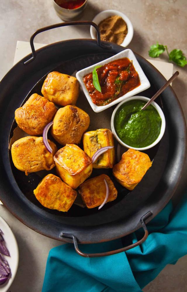 Enjoy the melt-in-your-mouth goodness of Paneer Pakoras. Crunchy on the outside, soft on the inside!