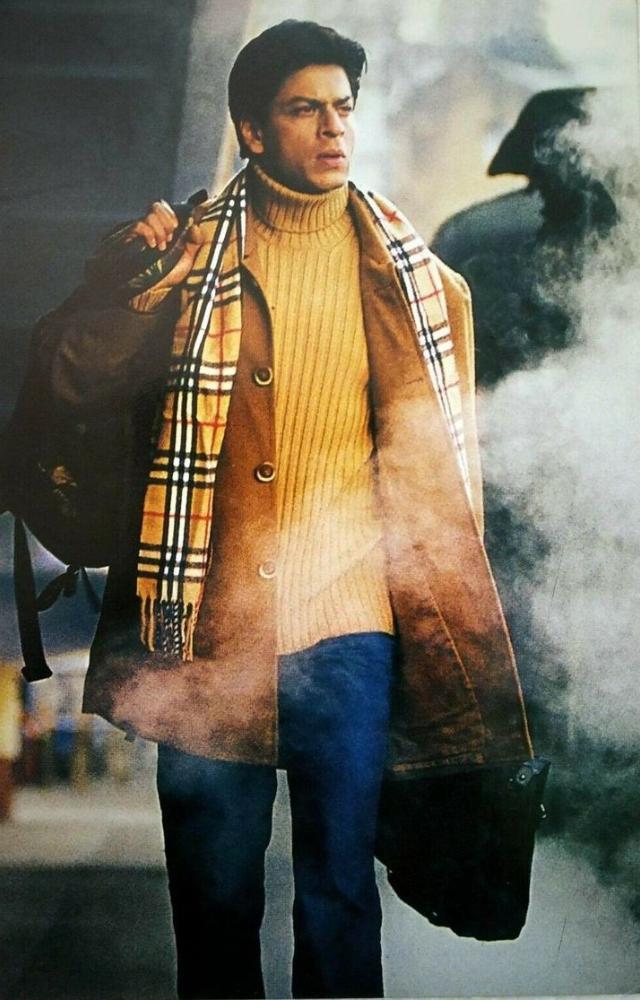 Shah Rukh Khan’s winter style combines leather jackets and scarves, blending elegance with comfort.