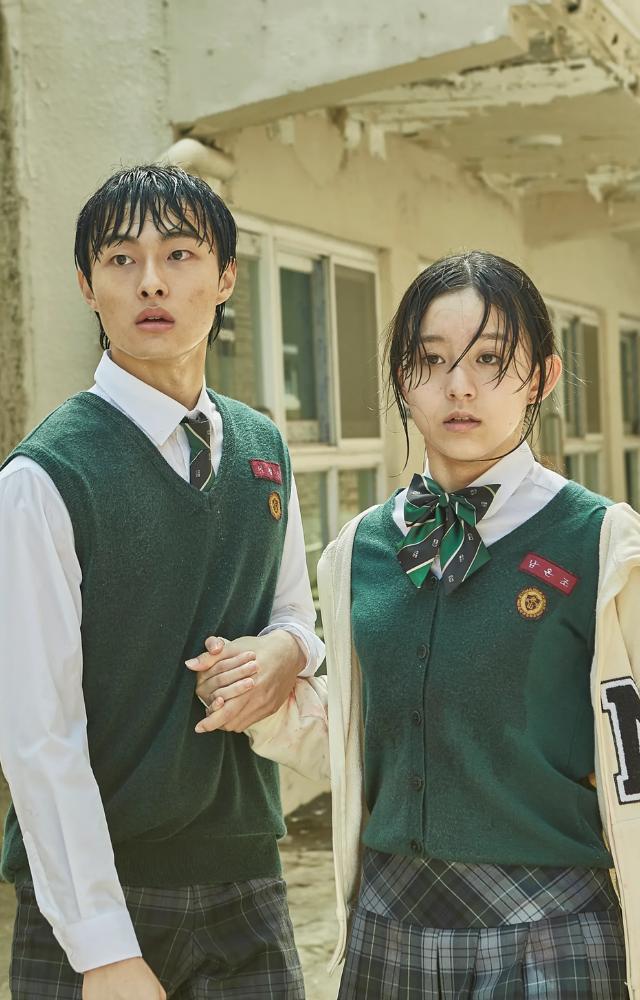 A high school turns into a nightmare as students fight for survival in this gripping zombie series.
Friendships are tested in the face of fear.