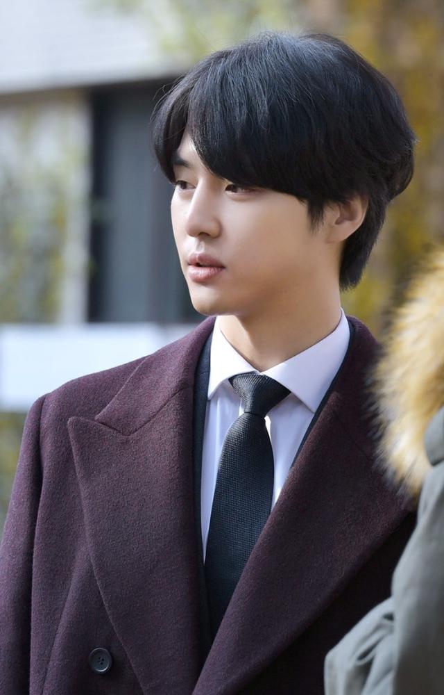 This was Se-jong`s debut drama. He played Do Yoon-wan, a cold and ambitious resident doctor. While not a lead role, it was a significant start to his career.