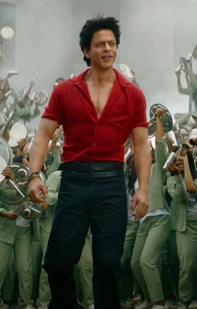This might be a big spoiler alert. Jawan director Atlee shakes a leg with Shah Rukh Khan in Zinda Banda, and their camaraderie is fantastic.