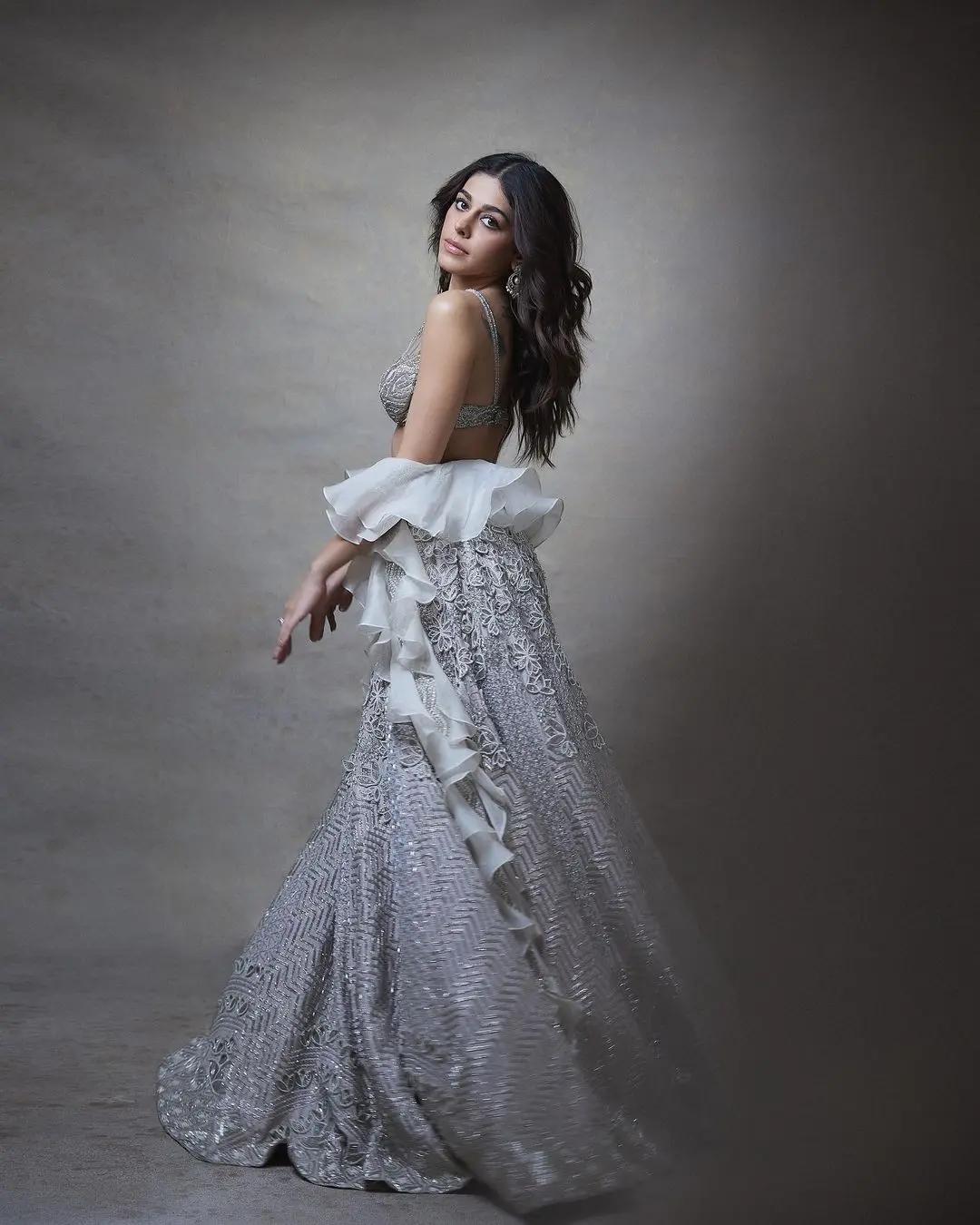 This lehenga is a perfect fit to ace your look at your best friend`s wedding reception