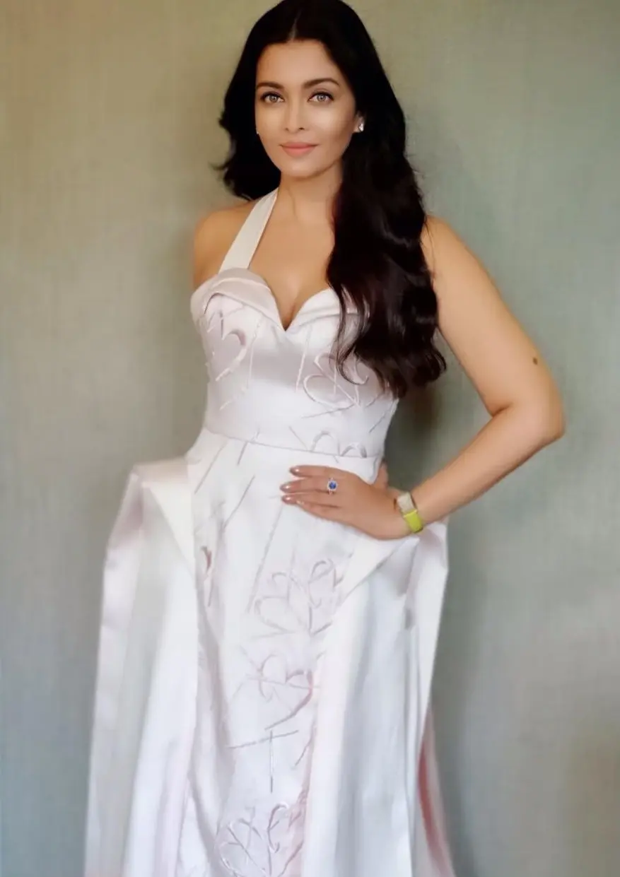 The gown featured a strapless design with a dramatic oomph factor. She had subtle makeup, a natural lip color, and her hair was left open, which added to her stunning appearance.