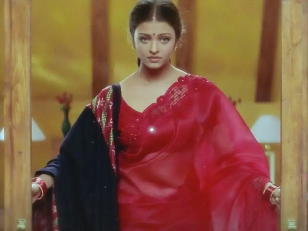 Back in 1999, the movie Hum Dil De Chuke Sanam hit the big screen. It had Aishwarya Rai Bachchan, Salman Khan, and Ajay Devgn in the lead roles, and the film was a huge success, especially for its love story. But what really caught everyone`s eye was Aishwarya Rai Bachchan`s amazing wardrobe. She looked stunning in various outfits, from simple lehenga cholis to this red elegant organza sarees.