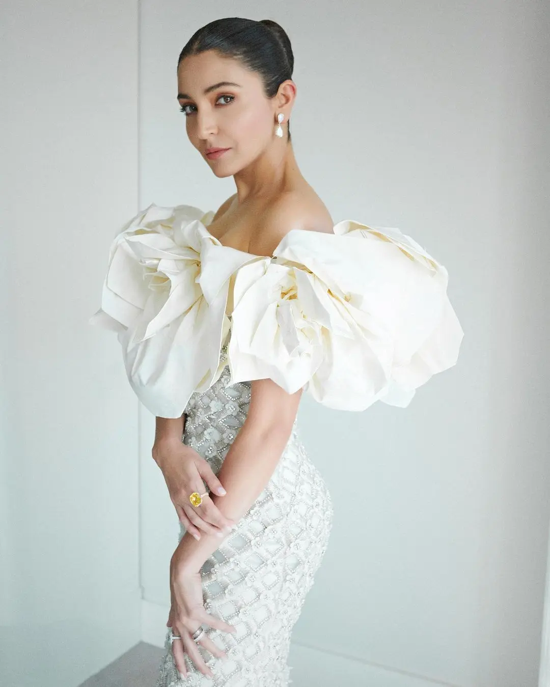 This look of the actress is perfect to slay your friend reception party