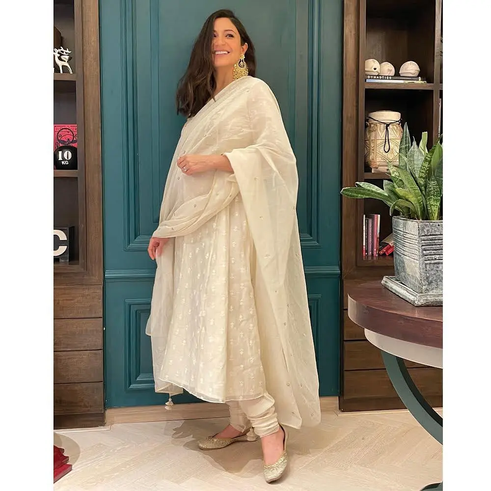 The actress completed her look by adding big earrings and natural makeup. This look is perfect for attending a relative`s wedding