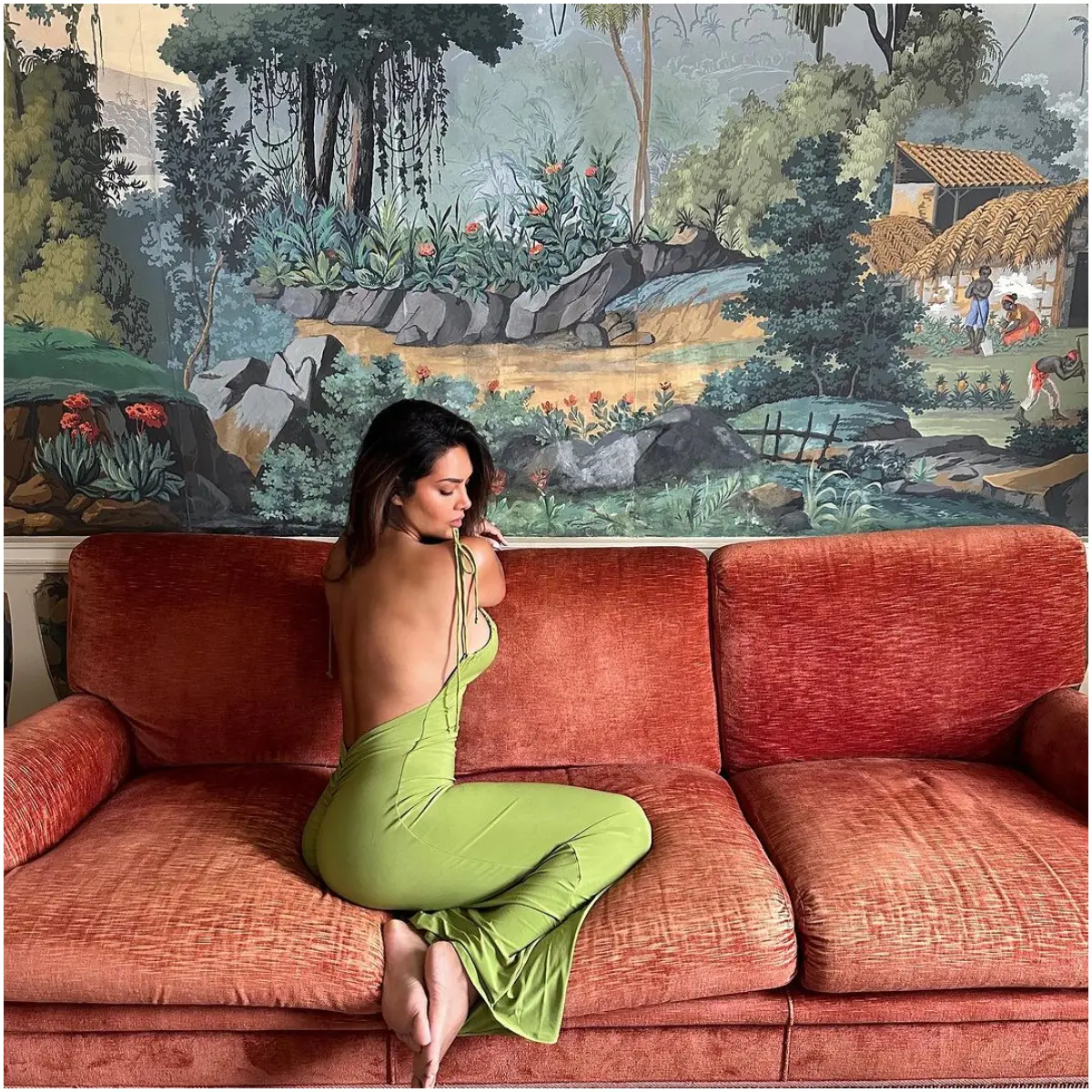 Taking a break from all the glam looks, Esha serves this casual one but manages to stand out in this, too