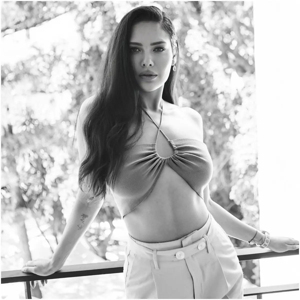 The actress` looks glamorous in black and white photos, too, despite wearing a rather casual look