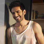  Kartik Aaryan plays Muslim boy in Tanuja Chandra`s film