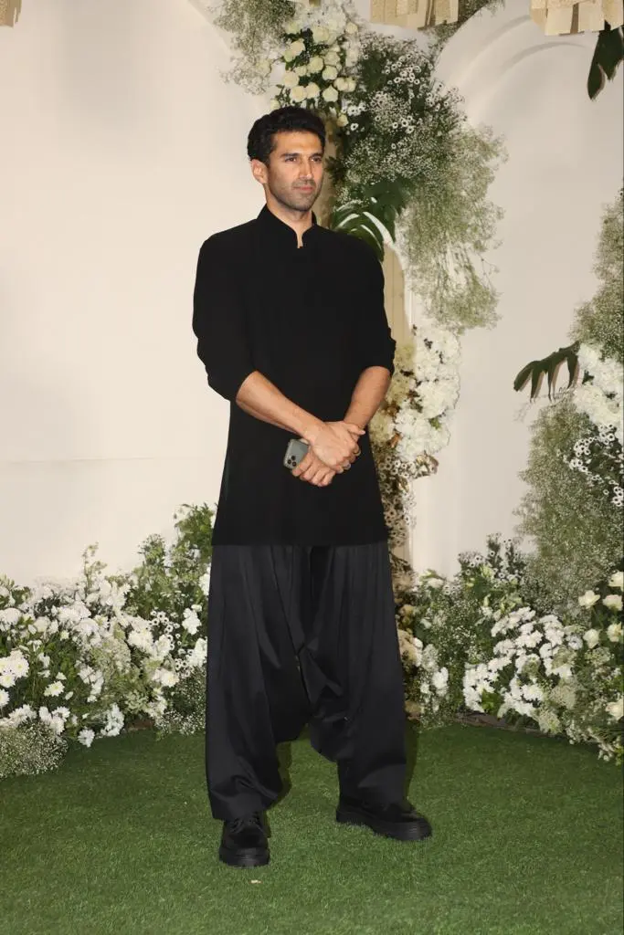 Hearthrobe Aditya Roy Kapur was the man of the evening. Aditya was seen donning a black kurta paired with matching bottoms, making his fans drool over his good looks