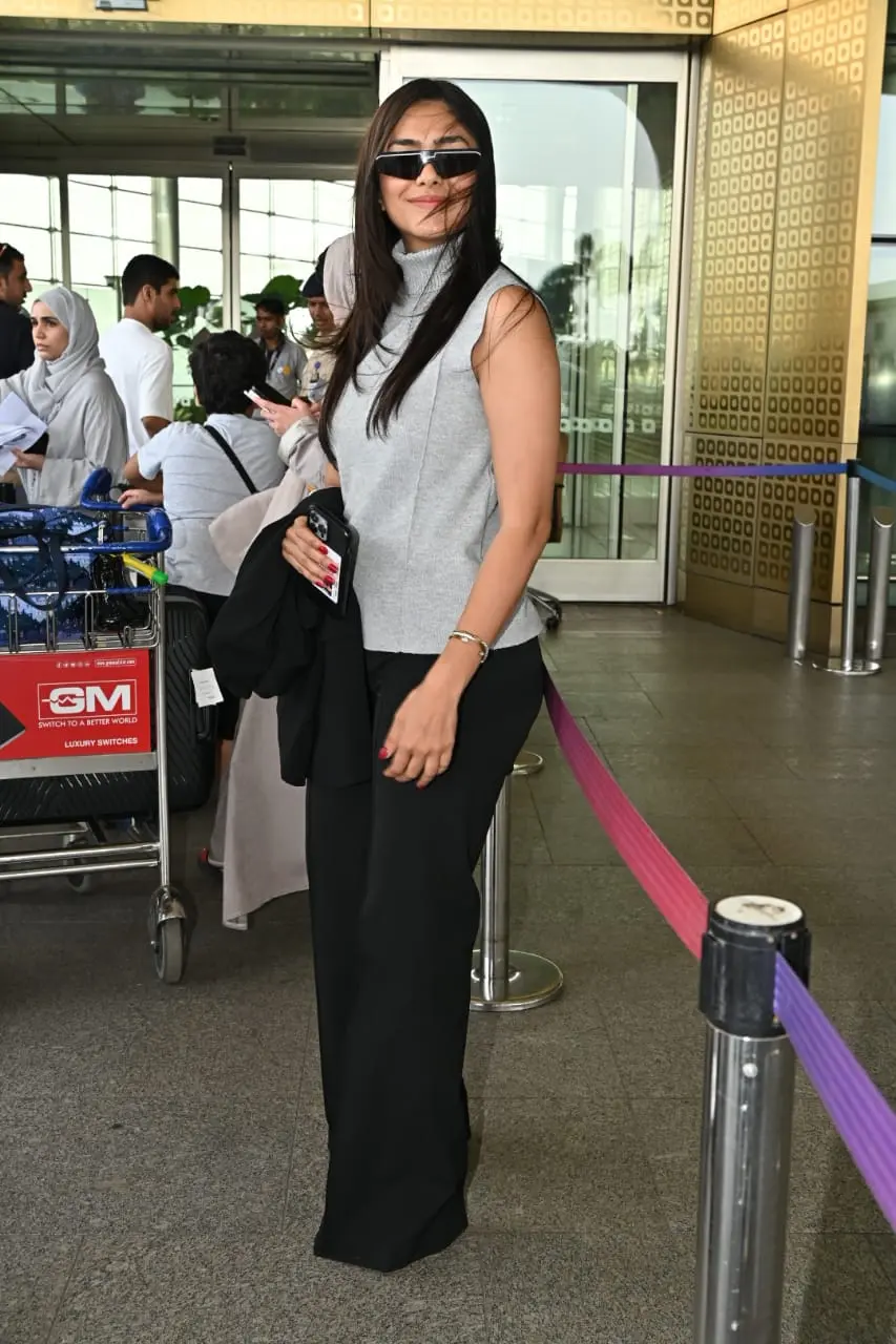The actress looked super chic in black tailored pants and grey top