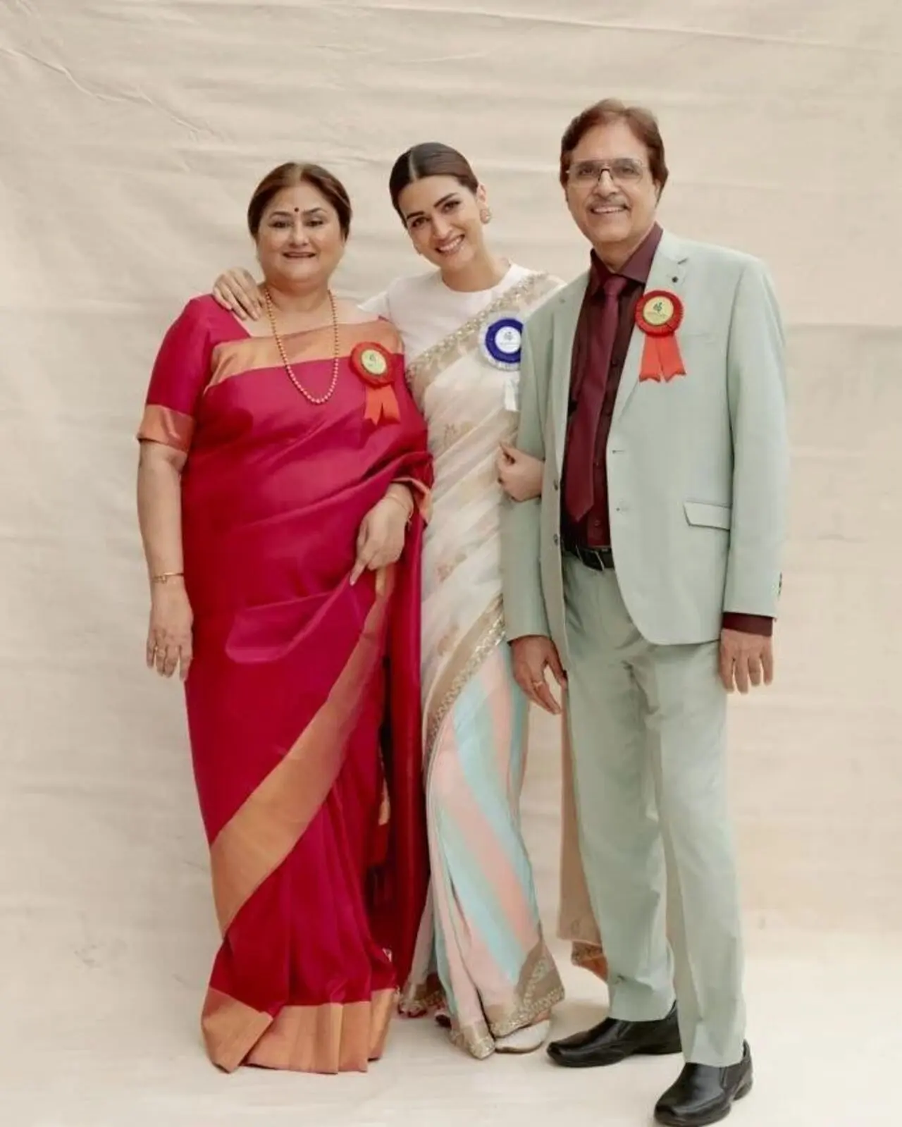 Kriti came to attend the ceremony with her proud parents
