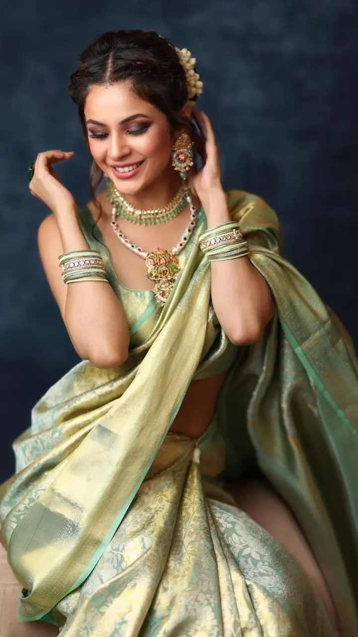 Want to dance like a peacock this Navratri? Wear a peacock-shade saree like Shehnaaz and flaunt your Garba steps