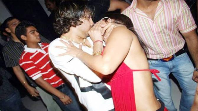 3 Bizarre Kiss Controversies From Bollywood Celebrities That Will Shock You