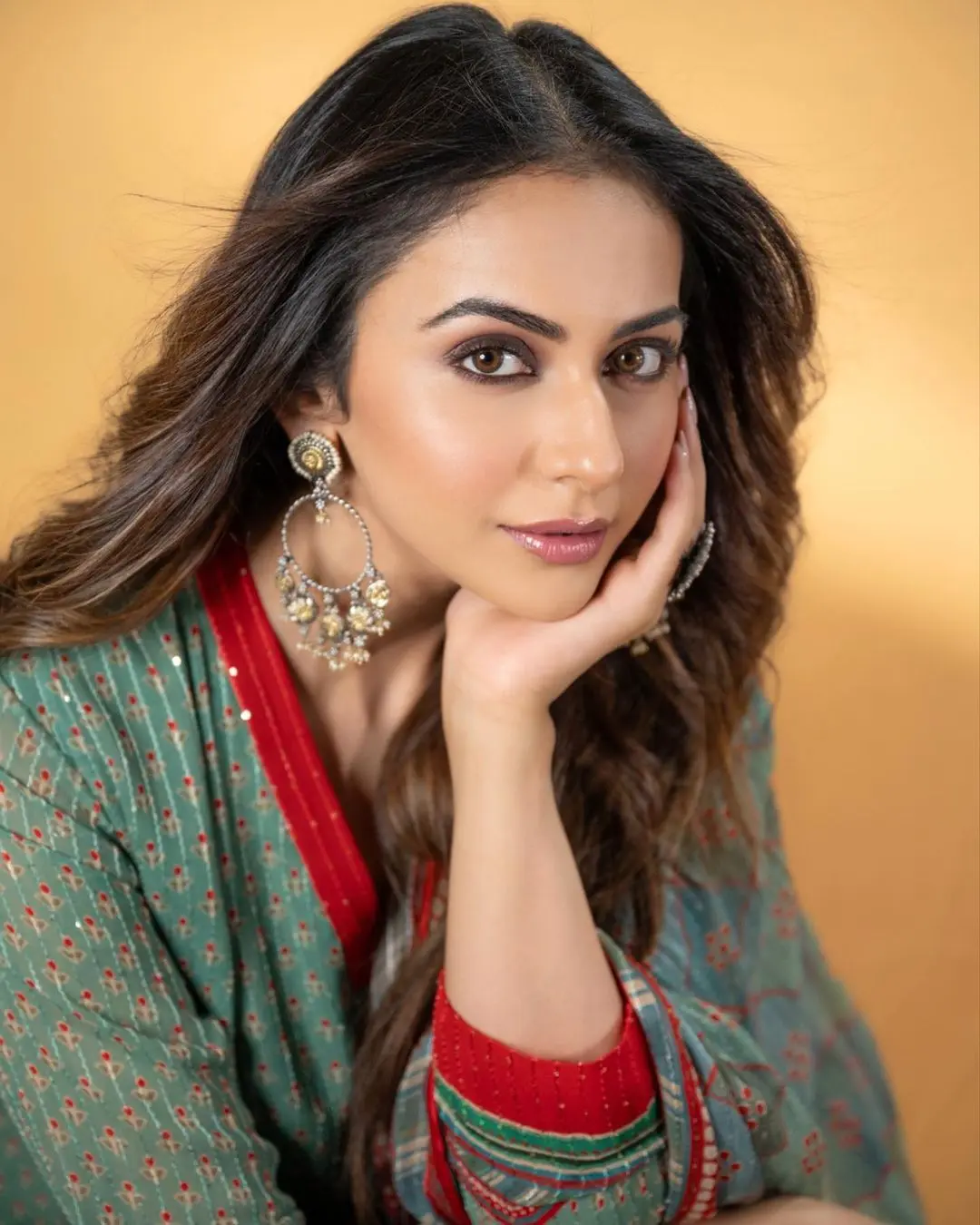 To complete her look, she wore captivating round jhumkas