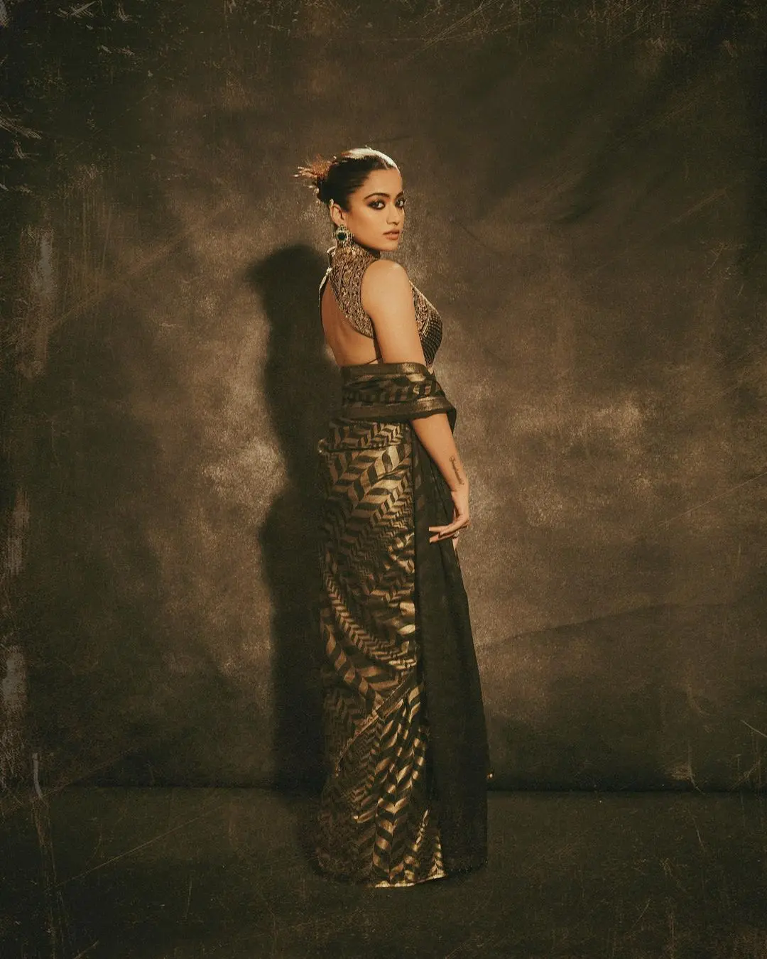 Rashmika Mandanna looked stunning in an elegant black and gold saree. The actress draped the six-yard in an interesting way making it look more elegant. You surely wanna try this look to glam up your Diwali