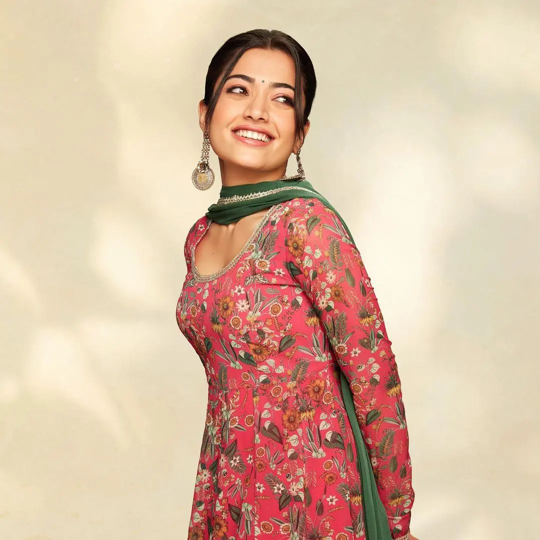 Suits are the best way to ace your traditional look. The actress elevated her outfit with an embroidered kurta and contrasting dupatta.