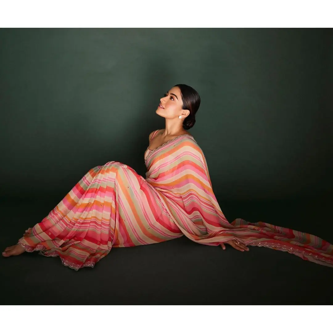 If you don`t have a favorite color, you can opt for this multi-colored saree. Rashmika Mandanna looks absolutely gorgeous in this look