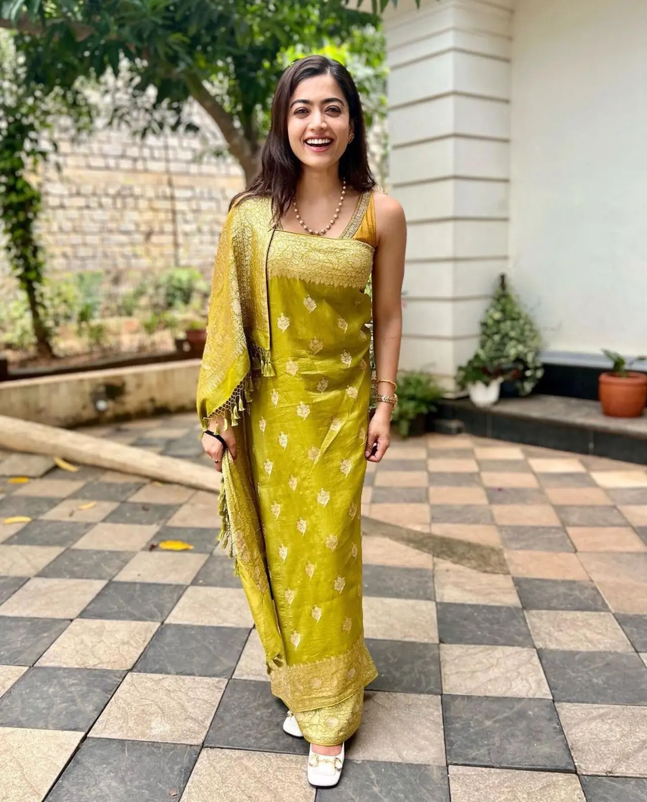 Staying true to her Kodava roots, Rashmika exuded elegance in a saree draped according to Coorgi style for a wedding