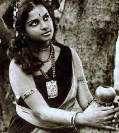 When Rekha was in her early teens, her mother Pushpavalli fell ill and had to leave work. Rekha was forced to quit school and venture into acting to financially support her family