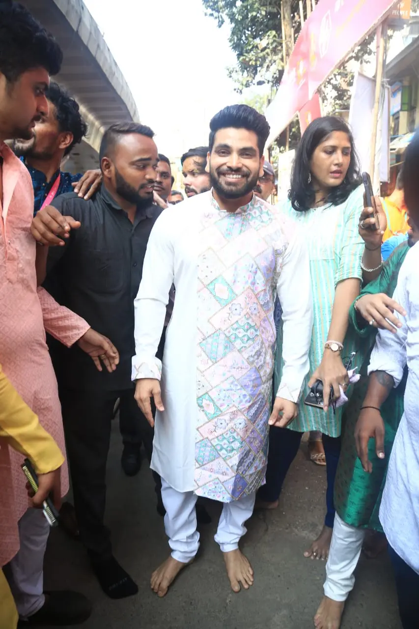 Shiv Thakrey went to take blessing from Lalbaugcha Raja