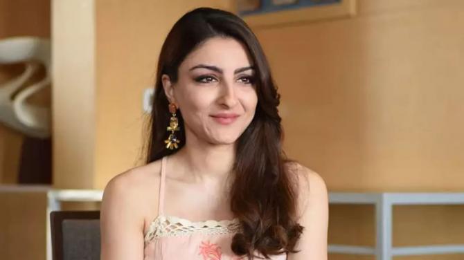 9 Bollywood Actos Who Will Make Their OTT Debut In 2022