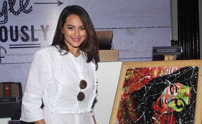 Sonakshi Sinha, Elli Avram and other celebs at the Elle Carnival Sonakshi Sinha, Elli Avram and other celebs at the Elle Carnival