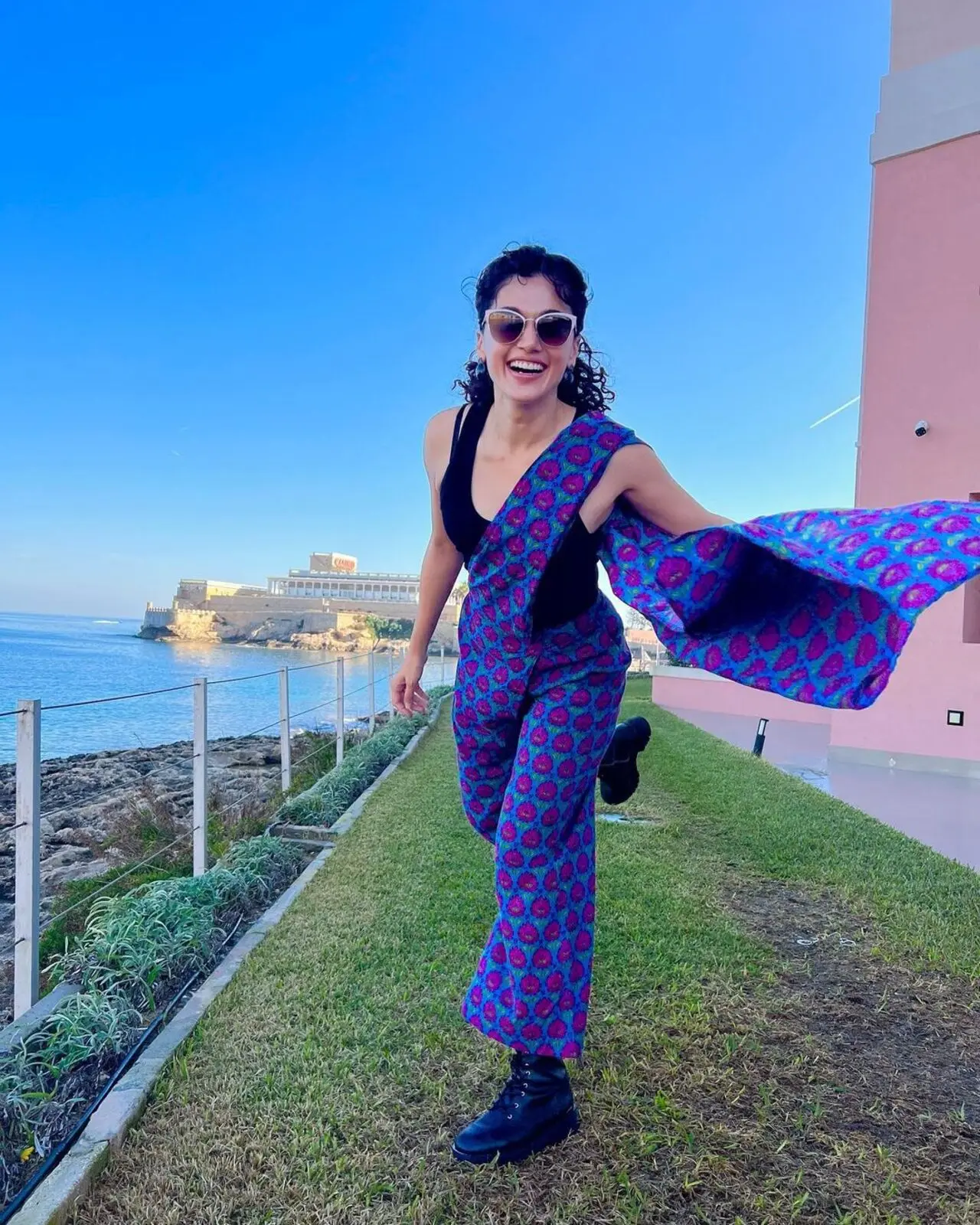 The actress added a touch of glamour by adding black boots to her outfit