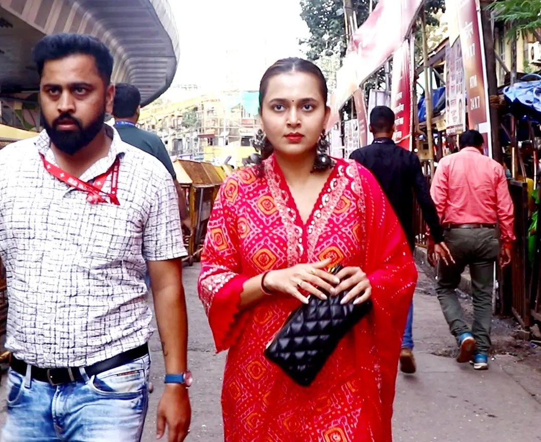 The popular actress, Tejasswi Prakash, was seen paying a visit to Lalbaugcha Raja