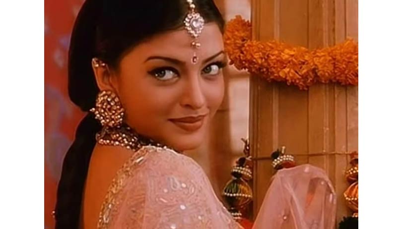 Aankhon ki gustakhiyaan... Maaf ho...