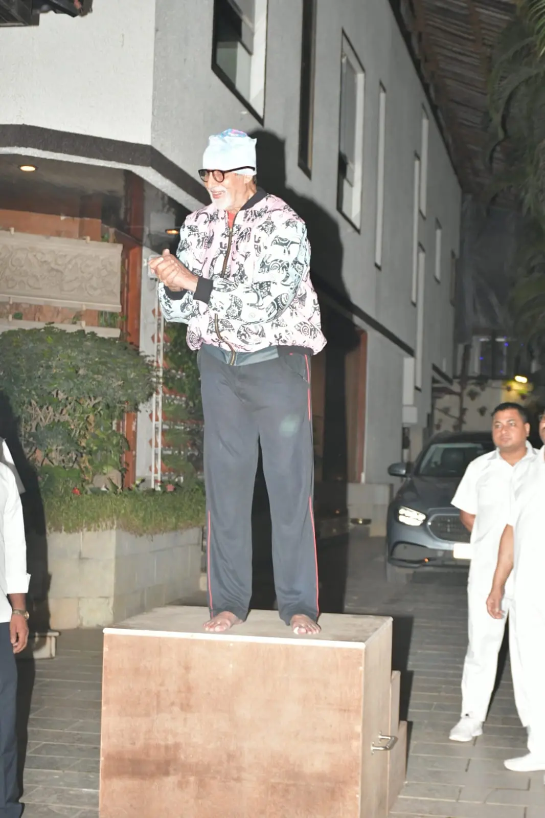 Amitabh Bachchan was seen folding his hands in gratitude as he thanked his fans for all the love
