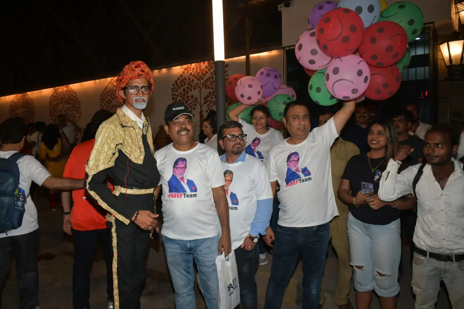 Amitabh Bachchan`s house witnessed a true celebration last night. Shehenshah turned 81 and best belive his fans went all out to ring in the megastar`s birthday