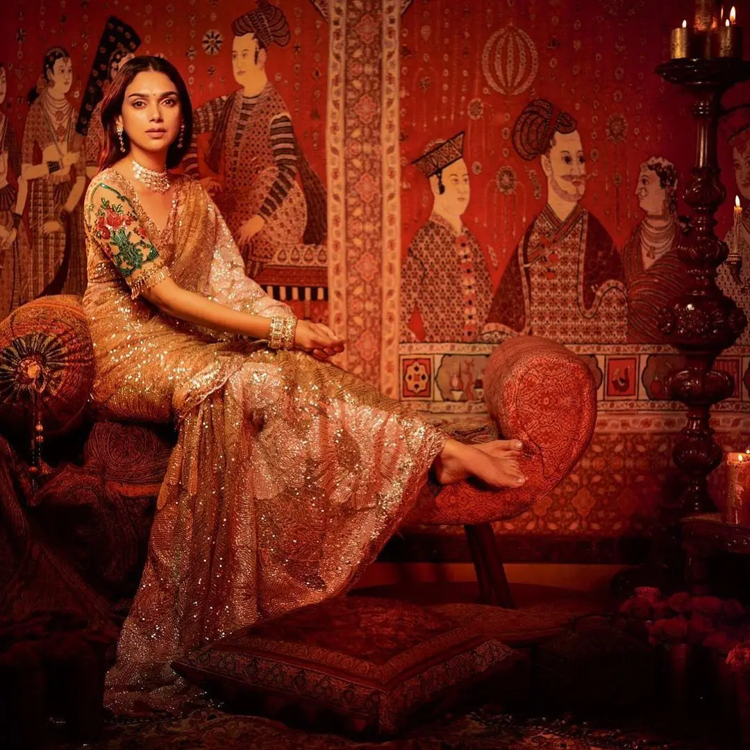Aditi looks breathtaking in this green and gold embellished saree. The saree truly brings out her regal vibes