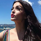 Aishwarya looks princess-like at Cannes red carpet