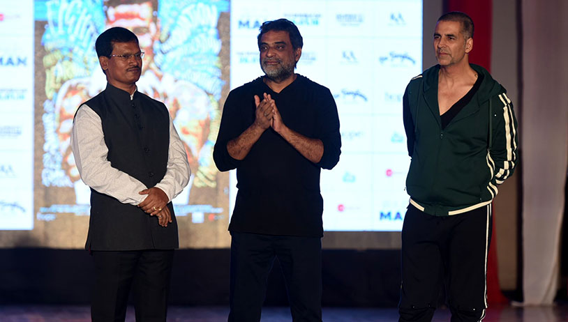 Off-screen PadMan snapped at Mood Indigo with Akshay Kumar