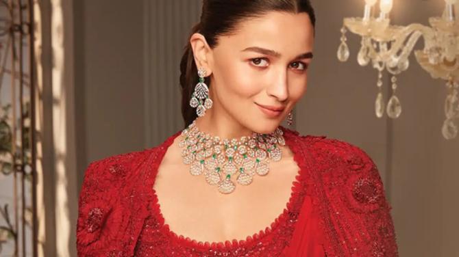 Kareena Kapoor To Alia Bhatt, 6 Bollywood Celebs Who Endorse Jewellery Brands