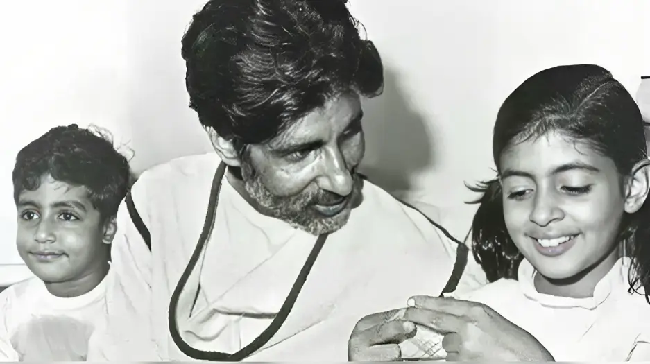 His breakthrough came in 1971, when he played a supporting role in Hrishikesh Mukherjee`s Anand. Despite the presence of Rajesh Khanna, the reigning superstar of the late 1960s and early 1970s, Bachchan stood out as Dr. Bhaskar Banerjee.