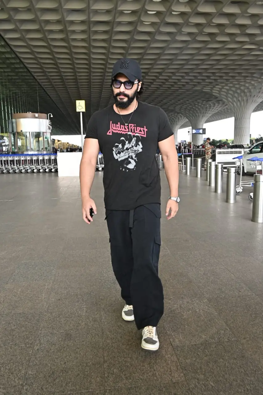 The actor chose an all-casual look. He was seen in a black T-shirt and comfortable jeans with a cap to match