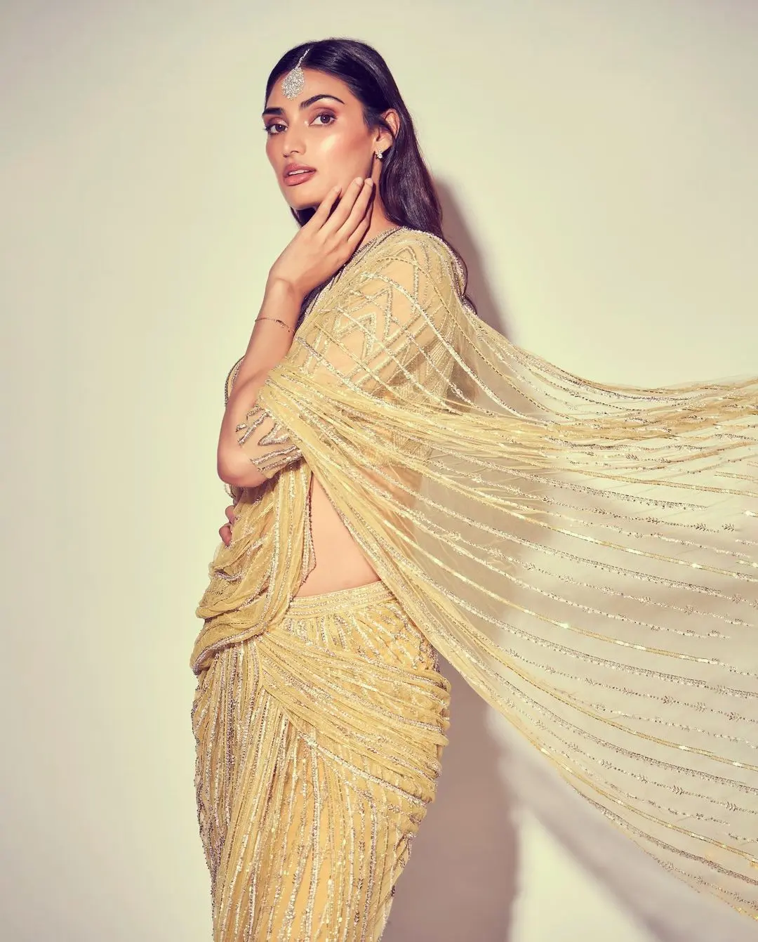 Athiya Shetty looks amazing in a pretty pale yellow lehenga for Diwali.